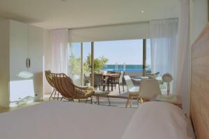 1 dormitorio con 1 cama y sala de estar con vistas. en SYRAH Premium B1 - Piscina privada con vista al mar by depptö, en Punta del Este