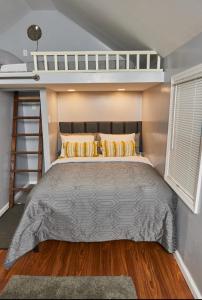 a bed in a room with a bunk bed at La Kaí in Saint Albans