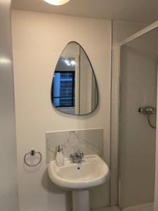 a bathroom with a sink and a mirror at Modern 2 BDR Flat in Nottingham City Centre with FREE Parking in Nottingham
