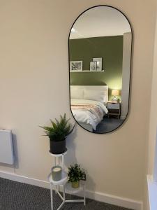 1 dormitorio con espejo grande en la pared en Modern 2 BDR Flat in Nottingham City Centre with FREE Parking, en Nottingham