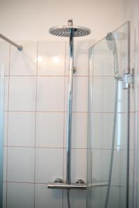 eine Dusche mit Glastür im Badezimmer in der Unterkunft Adam 2 in Stobreč + 10 Fotos