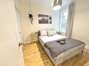 a bedroom with a bed and a window at Lumineux et magnifique logement proche du Jardin Botanique in Montreal