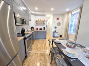 a kitchen with a table and chairs in a kitchen at Lumineux et magnifique logement proche du Jardin Botanique in Montreal
