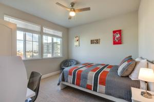 1 dormitorio con cama y ventana en Lovely Lodi Vacation Rental about 4 Mi to Downtown!, en Lodi