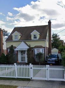 a white picket fence in front of a house at 纽约ZUHUA长岛(Hofstra University) （霍夫斯特拉大学）民宿！ in Hempstead
