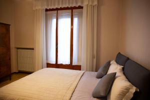 uma cama grande num quarto com uma janela em Casa Giuly em Parma