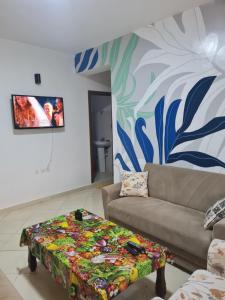 uma sala de estar com um sofá e uma mesa em appart hotel tanger gzenaya em Tânger
