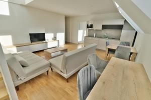 uma sala de estar com um sofá e uma mesa em Vienna Lotus Apartments em Viena