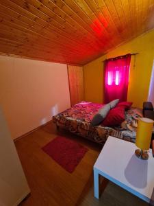 Habitación con 2 camas y mesa. en Casa dos Pinheiros - Serra da Estrela en Penhas da Saúde
