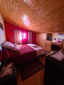 una camera da letto con un grande letto in una camera in legno di Casa dos Pinheiros - Serra da Estrela a Penhas da Saúde