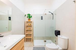 La salle de bains est pourvue de toilettes et d'un lavabo. dans l'établissement Guest Inn 2 Boutique House, à Lisbonne