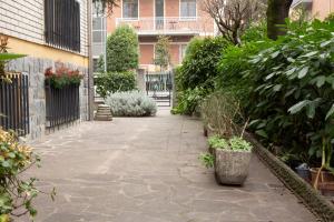 uma passarela num pátio com plantas e um edifício em Casa Giuly em Parma