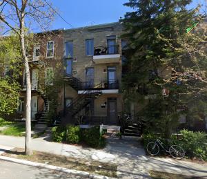 ein Apartmenthaus mit einer Treppe davor in der Unterkunft Lumineux et magnifique logement proche du Jardin Botanique in Montreal