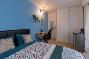 Postel nebo postele na pokoji v ubytování Le Beau Refuge Parisien de Cergy - Parisian modern flat at Cergy