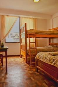 - une chambre avec 2 lits superposés et une table dans l'établissement Downtown Hotel, à La Paz