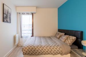 Postel nebo postele na pokoji v ubytování Le Beau Refuge Parisien de Cergy - Parisian modern flat at Cergy