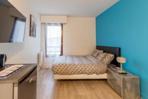 TV a/nebo společenská místnost v ubytování Le Beau Refuge Parisien de Cergy - Parisian modern flat at Cergy
