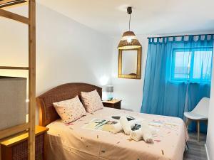 ein Schlafzimmer mit einem Bett mit einem blauen Vorhang in der Unterkunft Casinha Rés do Chão na Nazaré com Quintal e Barbecue in Nazaré