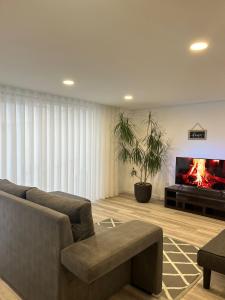 Χώρος καθιστικού στο Casinha Rés do Chão na Nazaré com Quintal e Barbecue