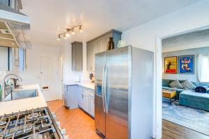uma cozinha com um frigorífico de aço inoxidável num quarto em Pet-Friendly Oakland Apt with Hot Tub and Fire Pit! em Oakland
