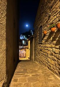 un vicolo di notte con la luna sullo sfondo di A due passi a Pietrapertosa