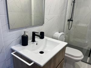 Ένα μπάνιο στο Casinha Rés do Chão na Nazaré com Quintal e Barbecue +15 φωτογραφίες