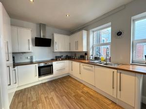 Η κουζίνα ή μικρή κουζίνα στο Seaview Loft Apartment Whitley Bay FREE ONSITE PARKING