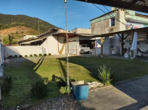 En generel udsigt til bjerge eller udsigt til bjerge taget fra kroen