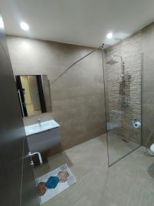 a bathroom with a shower and a sink at Luxueux Appartement à Tlemcen in Tlemcen
