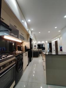 a large kitchen with a washer and dryer in it at Luxueux Appartement à Tlemcen in Tlemcen