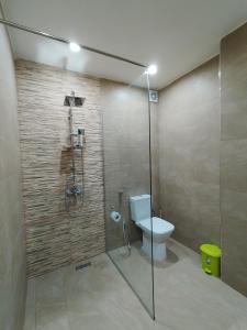 a bathroom with a glass shower with a toilet at Luxueux Appartement à Tlemcen in Tlemcen