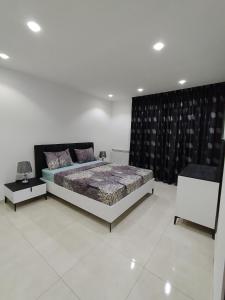 a bedroom with a bed and a black curtain at Luxueux Appartement à Tlemcen in Tlemcen