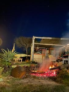 einem Grill mit roten Flammen vor einem Gebäude in der Unterkunft La Peregrina - Posada in La Pedrera