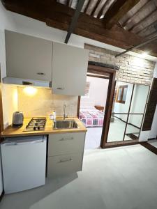 Una cocina o zona de cocina en Venice Rainbow Apartments San Zaccaria 2