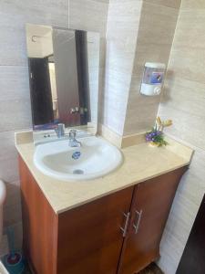y baño con lavabo y espejo. en Apartamento entero amoblado 201, en Barranquilla