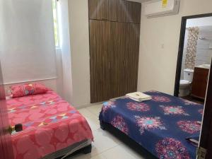 Dormitorio pequeño con cama y vestidor en Apartamento entero amoblado 201, en Barranquilla