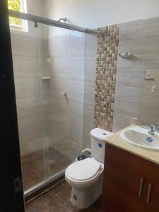 y baño con aseo, ducha y lavamanos. en Apartamento entero amoblado 201, en Barranquilla