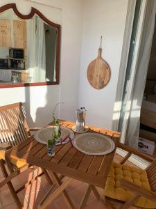una mesa de madera y sillas en una habitación con cocina en Studio Entre Terre et Mer, Tartane, Martinique, en La Trinité