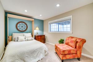 - une chambre avec un lit et une chaise dans l'établissement East Wenatchee Home about 2 Mi to Columbia River!, à East Wenatchee