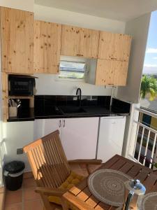 Kuchyň nebo kuchyňský kout v ubytování Studio Entre Terre et Mer, Tartane, Martinique + 10 fotografií