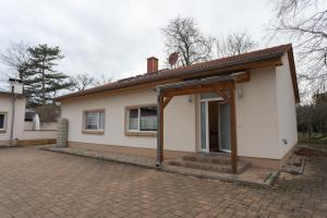 a small white house with a open door at Stadthaus mit 2 Schlafzimmern & Wohnzimmer mit Kamin - Kostenloser Privat-Parkplatz auf dem Grundstück in Leipzig