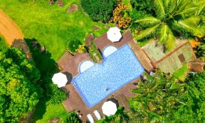 uma vista superior de uma piscina num quintal em VELINN Pousada Bromelias em Ilhabela