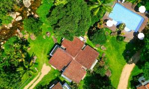 an overhead view of a house and a swimming pool at VELINN Pousada Bromelias in Ilhabela