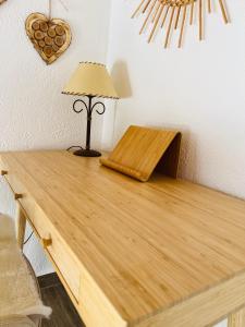 a wooden table with a lamp on top of it at Alojamiento Rural El Nido in Pontón Alto
