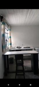 eine Küche mit einem Tisch und einem Stuhl in einem Zimmer in der Unterkunft Casa mami5 in Oaxaca de Juárez