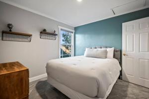 um quarto com uma cama branca e uma janela em Pet-Friendly, Flexible Extensions, Sleeps 10+ em Colorado Springs