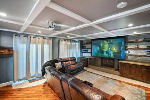 uma sala de estar com um sofá de couro e uma televisão de ecrã plano em Pet-Friendly, Flexible Extensions, Sleeps 10+ em Colorado Springs