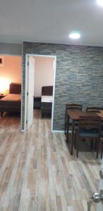- un salon avec une table et une chambre dans l'établissement departamentos mirador 2 piso, à Caldera