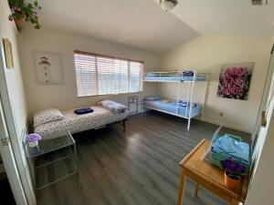 um quarto com 2 beliches e uma mesa em WHOLE Family - Wolfgram em Sacramento