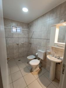 łazienka z toaletą i umywalką w obiekcie Casa Romo w mieście San Rafael